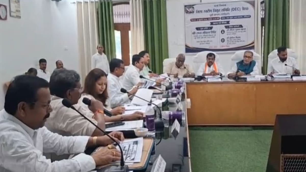 ​बिजली सुधार के लिए सांसद का अल्टीमेटम, अधिकारियों को जनप्रतिनिधियों ने घेरा