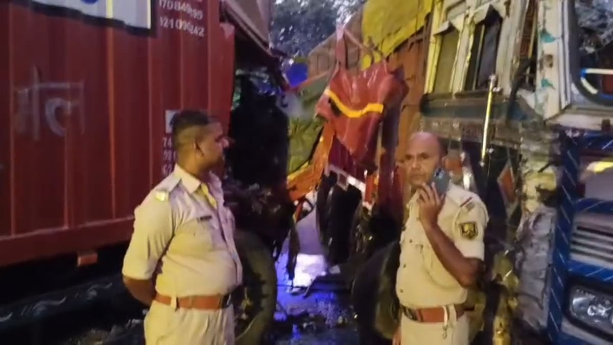 नालंदा में दो ट्रकों की आमने-सामने टक्कर, चालकों की स्थिति नाजुक