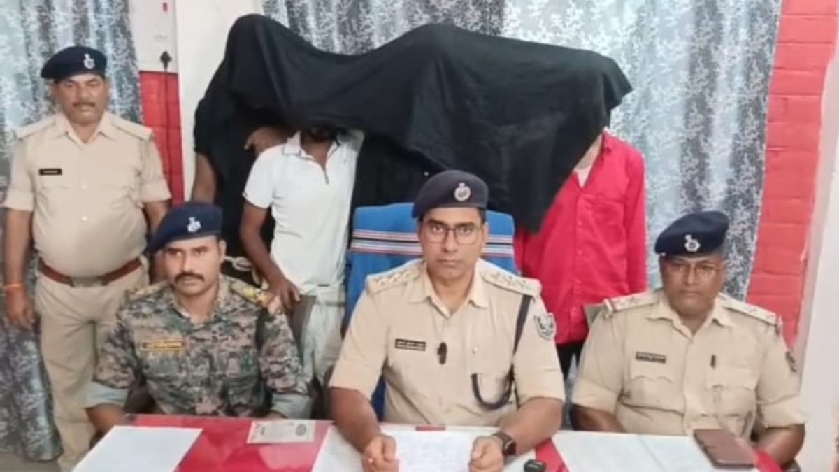 ऑपरेशन क्रैकडाउन: हथियार लहराते चार युवक दबोचे, बड़ा गिरोह होने की आशंका