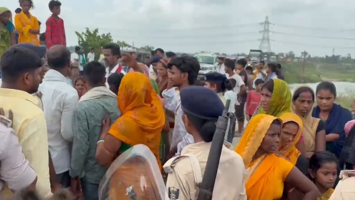 नदी से महिला का शव बरामद, हत्या के आरोप पर सड़क जाम, पुलिस जांच में जुटी