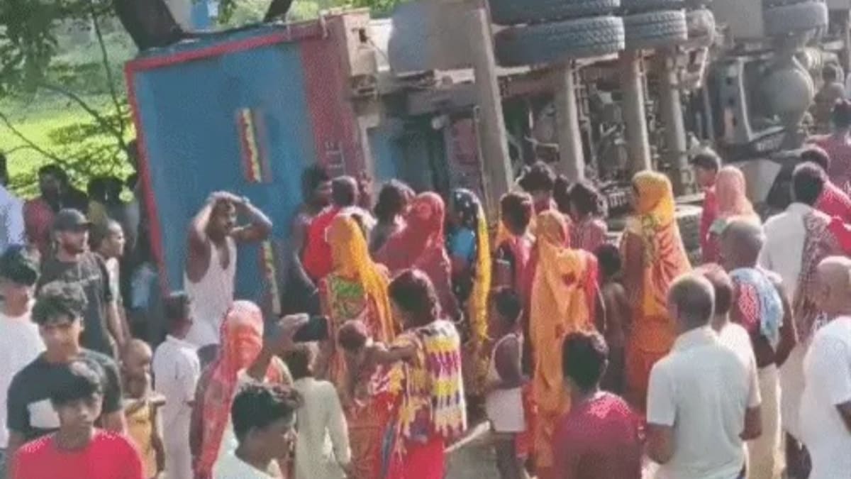 भागलपुर में अनियंत्रित होकर फूस के घरों में घुसा तेज रफ्तार ट्रक, 12 से अधिक लोग घायल