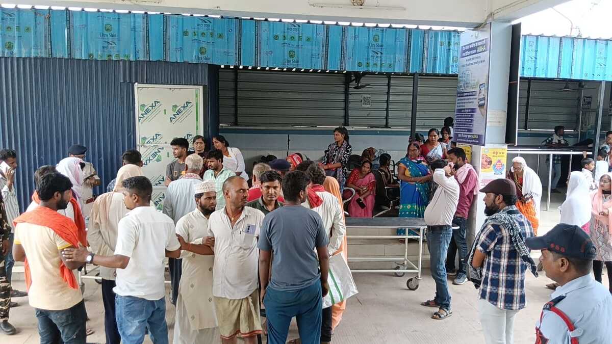अनियंत्रित ई-रिक्शा तालाब में पलटा, चालक और 9 वर्षीय बच्ची की मौत