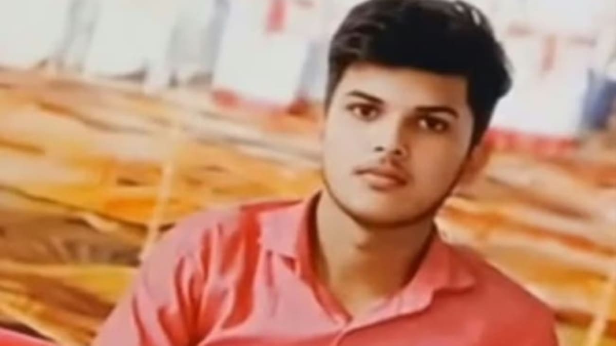 बिजली के पोल की चपेट में आने से 19 वर्षीय युवक की मौत, गांव में मातम