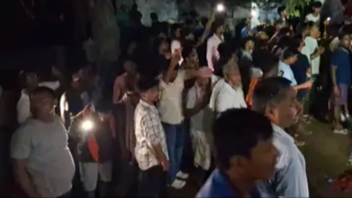 घर के पास पलटा अनियंत्रित ट्रक, 6 साल के बच्चे और तीन मवेशियों की मौत