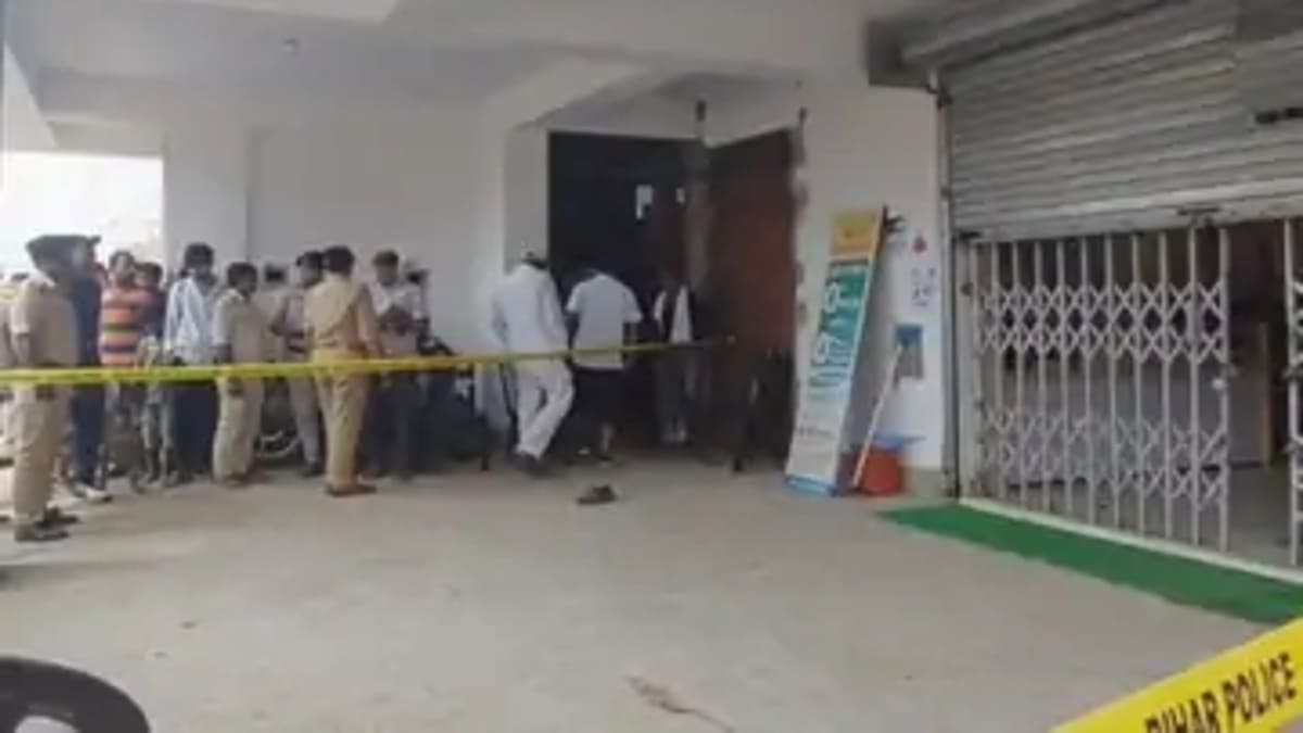दनियावां के मोबाइल शोरूम में 40 लाख की चोरी, गैस कटर से काटा शटर
