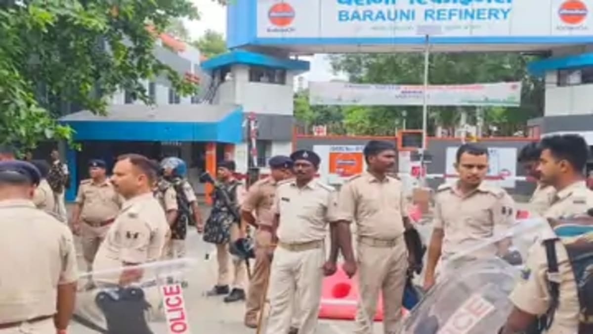 बरौनी रिफाइनरी में मुआवजे की मांग कर रहे मजदूरों पर CISF का लाठीचार्ज का आरोप