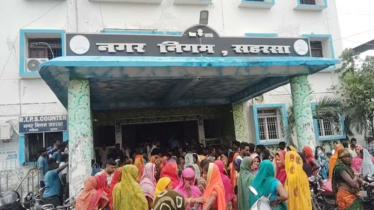 सहरसा नगर निगम में सफाईकर्मियों का आक्रोश, मांगों को लेकर दिया धरना