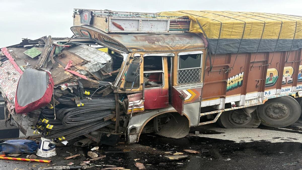 नेशनल हाईवे पर सरिया लदे ट्रक की डिवाइडर से टक्कर, चालक-खलासी की मौत