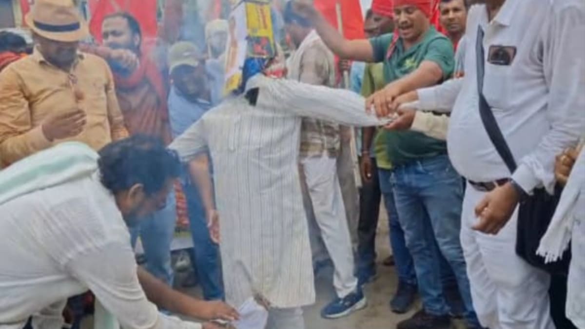 शिक्षा मंत्री के इस्तीफे की मांग को लेकर सासाराम में प्रदर्शन, फूंका पुतला