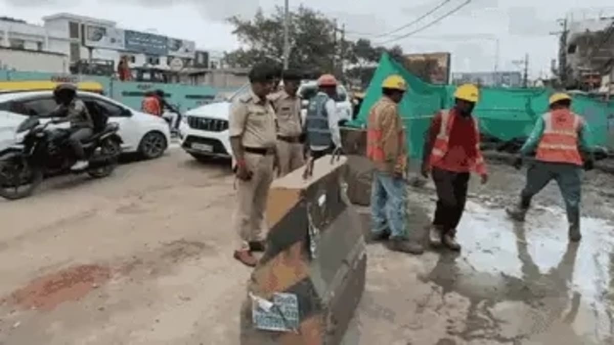 राजेंद्र नगर टर्मिनल के पास सड़क धंसी, मेट्रो निर्माण कार्य के बीच यातायात हुआ प्रभावित