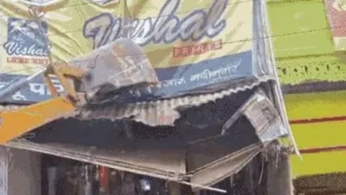 बुलडोजर पर मचा घमासान, कारोबारी बोले- मुझे टारगेट किया गया, प्रशासन ने नकारा