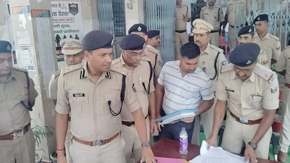 ड्यूटी के दौरान सादे कपड़ों में घूमना पड़ा भारी, DIG ने किया निलंबित