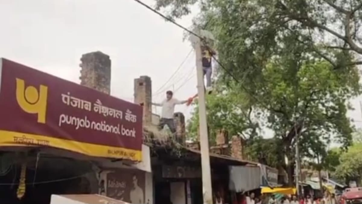 शटडाउन के बावजूद बिजली आते ही खंभे से गिरा मिस्त्री, हालत नाजुक