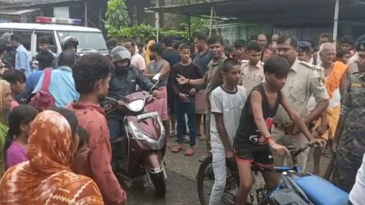 जलजमाव से मुक्ति के लिए सड़क पर उतरे ग्रामीण, यातायात रहा बाधित