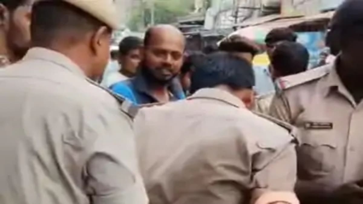 वर्दी में नशे में धुत पुलिसकर्मी का वीडियो वायरल, FIR दर्ज