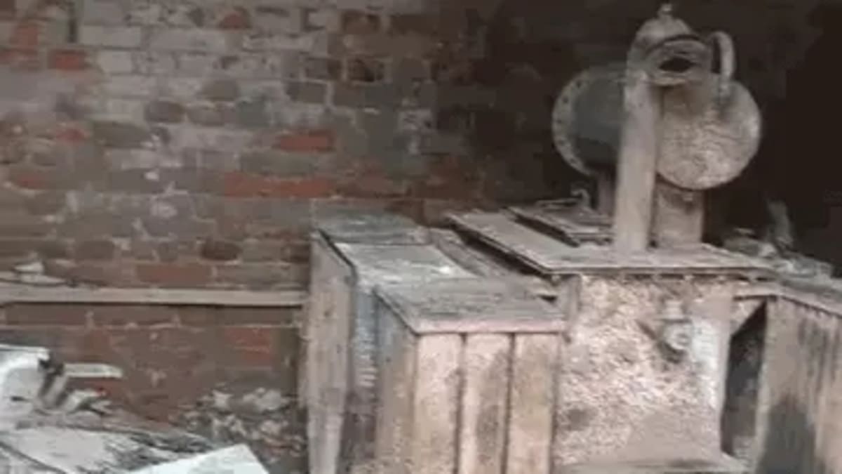 राजेंद्र नगर रेलवे परिसर में तड़के लगी आग, शॉर्ट सर्किट से लाखों का नुकसान