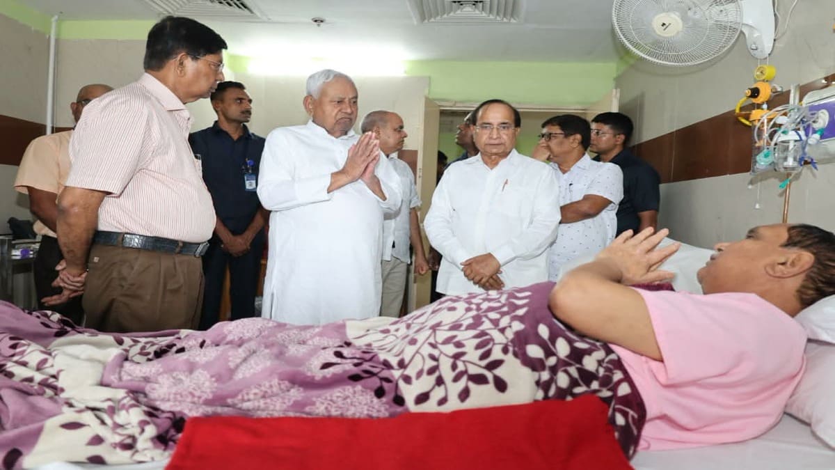 ​हार्ट अटैक के बाद अस्पताल में भर्ती महेश्वर हजारी से मिले नीतीश, शीघ्र स्वास्थ्य लाभ की कामना की