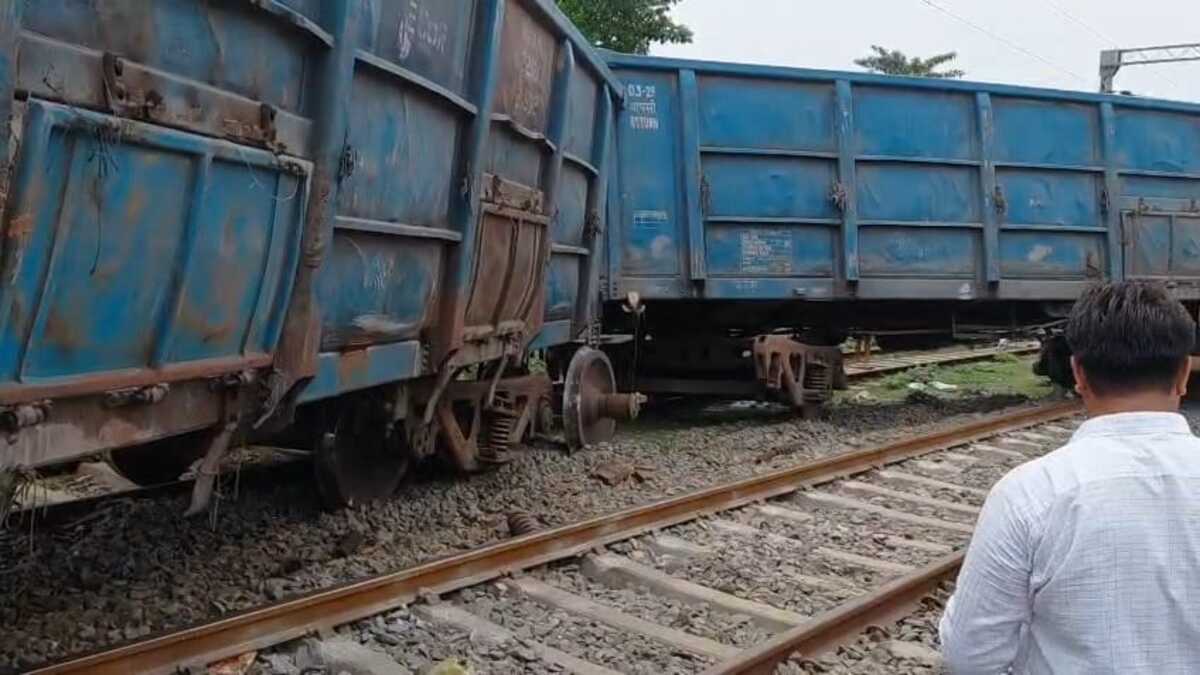 ​हिलसा स्टेशन पर मालगाड़ी दुर्घटनाग्रस्त, पटरी से उतरीं 4 बोगियां, परिचालन ठप