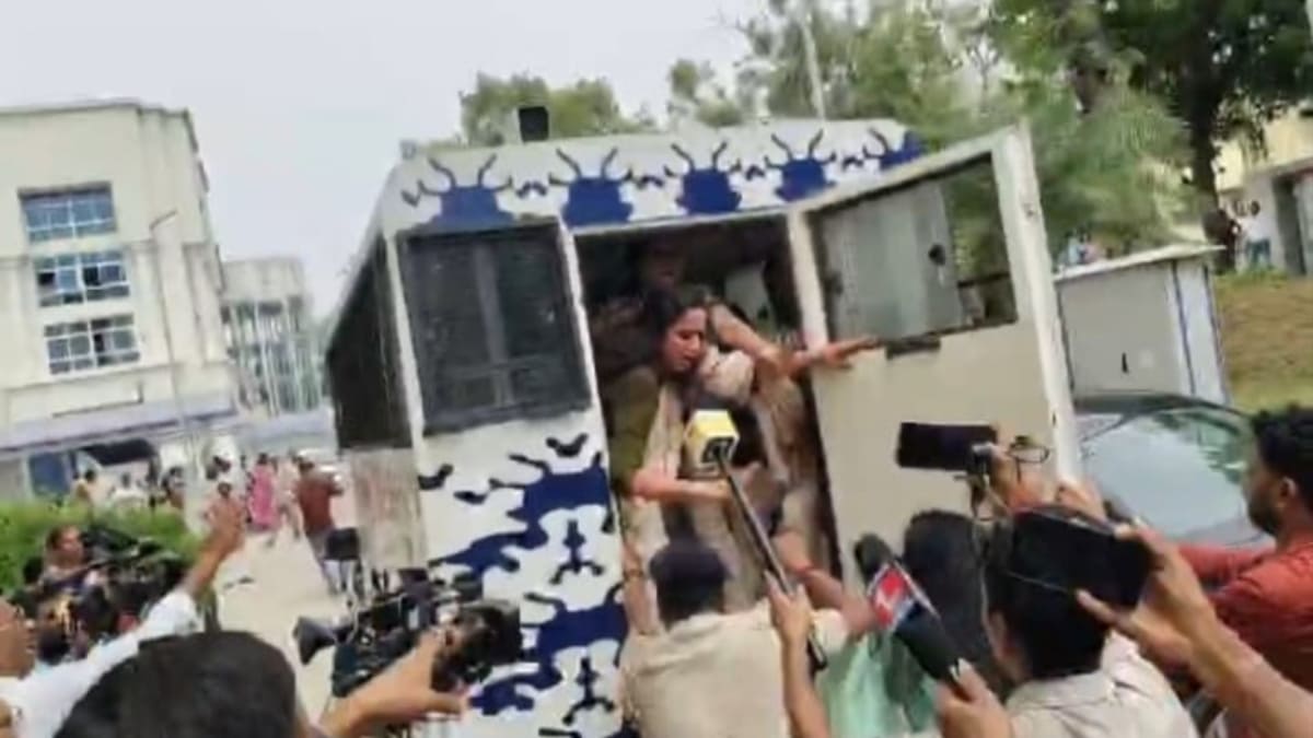जन शक्ति जनता दल की उम्मीदवार वीणा मानवी गिरफ्तार, तेज प्रताप ने दी चेतावनी