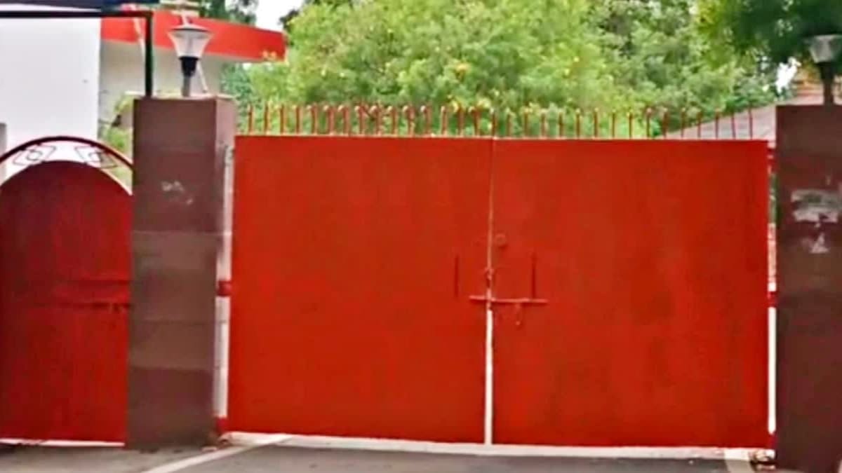 पटना के 10 सर्कुलर रोड की बदली तस्वीर, हरे से भगवा में तब्दील हुआ लालू परिवार का पूर्व आवास