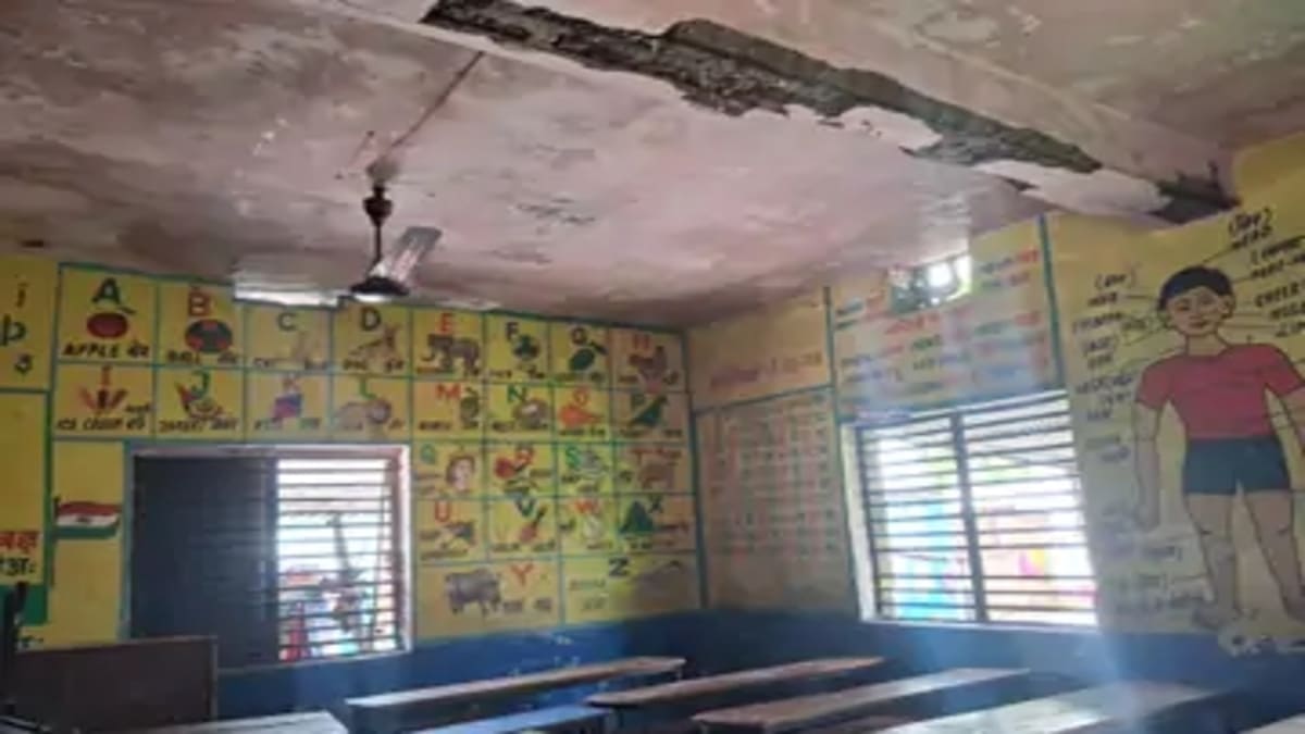 जर्जर स्कूल की छत गिरने से दो छात्राएं घायल, खौफ में बच्चे, प्रशासन की लापरवाही उजागर