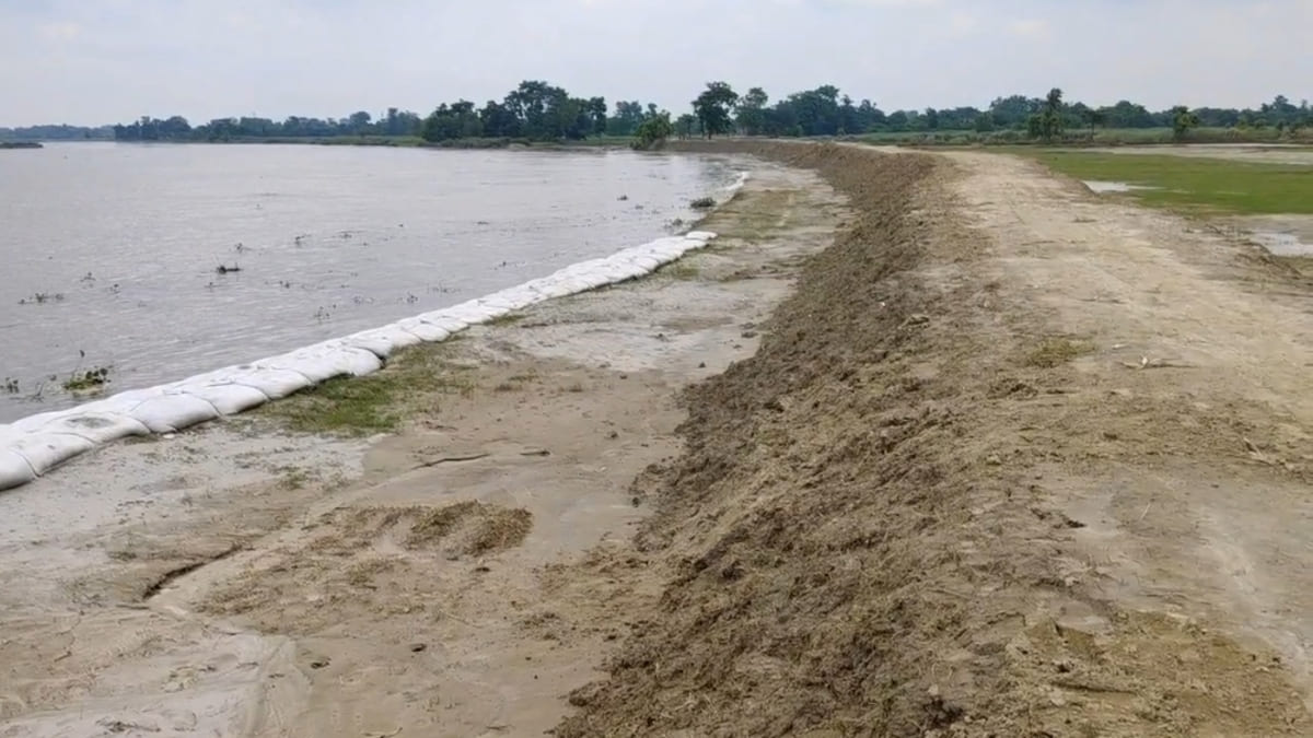 सिकरहना का बांध बना खतरा, पहली बारिश में ही दरकने से बाढ़ की दहलीज पर ग्रामीण