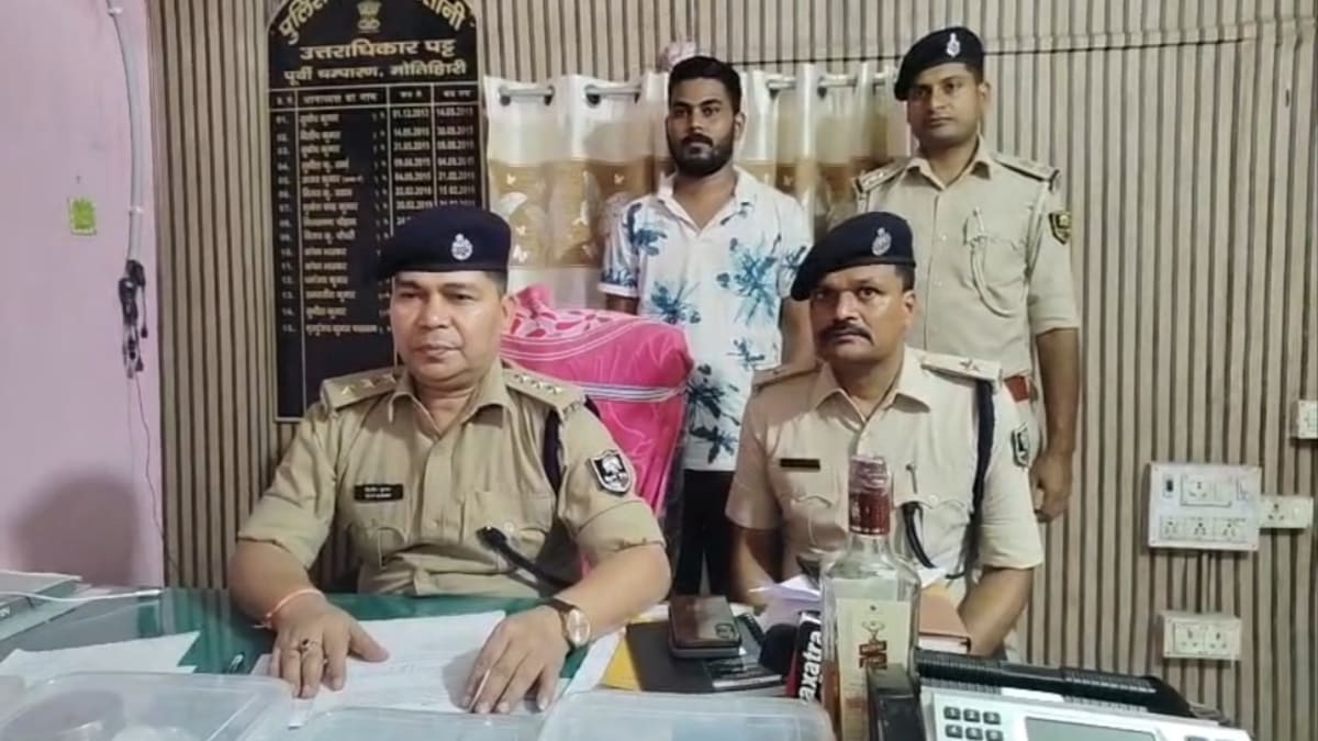 पुलिस ने किया बड़े गिरोह का पर्दाफाश, 16 लाख नकद, हथियार और चोरी की बाइक बरामद