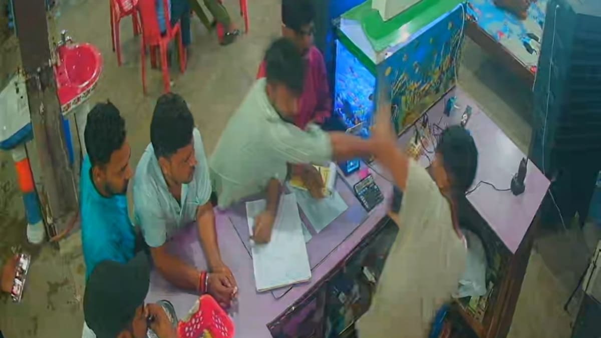 होटल में दबंगों का तांडव, मैनेजर की बेरहमी से पिटाई, CCTV फुटेज वायरल