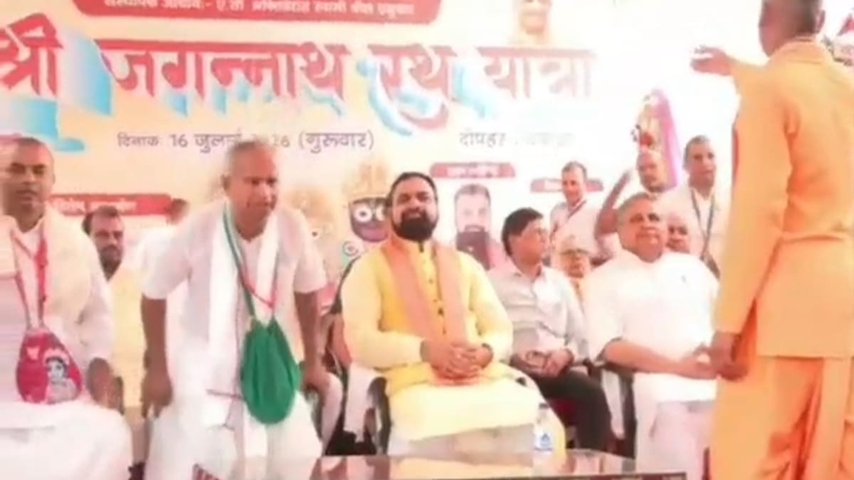 इस्कॉन रथयात्रा में शामिल हुए CM और उपमुख्यमंत्री, सड़क पर झाड़ू लगाकर दिया सेवा का संदेश