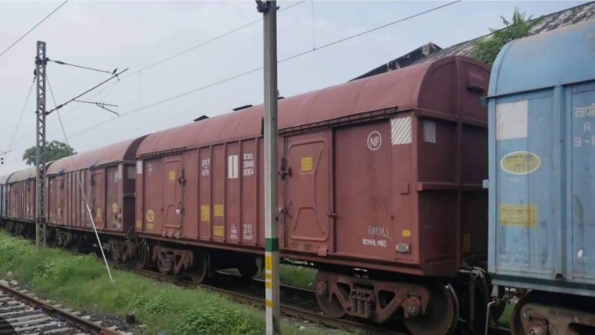 मालगाड़ी की चपेट में आए बुजुर्ग, ग्रामीणों ने अस्पताल पहुंचाकर बचाई जान