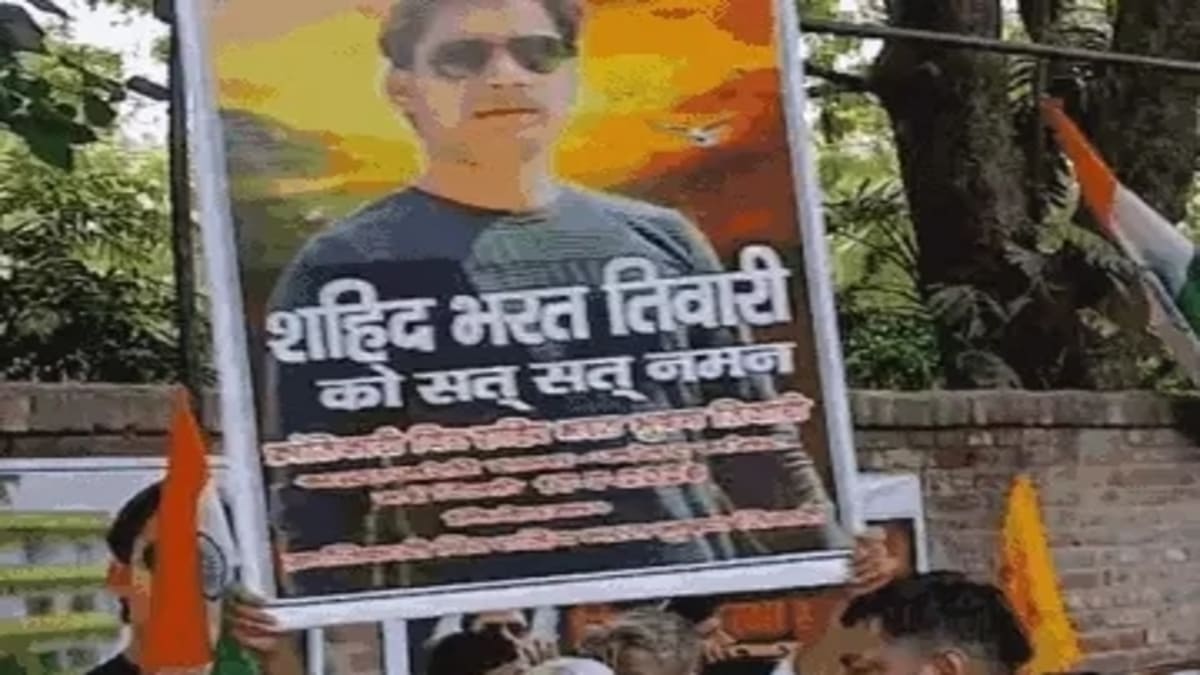 भरत तिवारी एनकाउंटर: जंतर-मंतर पर उमड़ा लोगों का सैलाब, परिवार ने मांगा इंसाफ