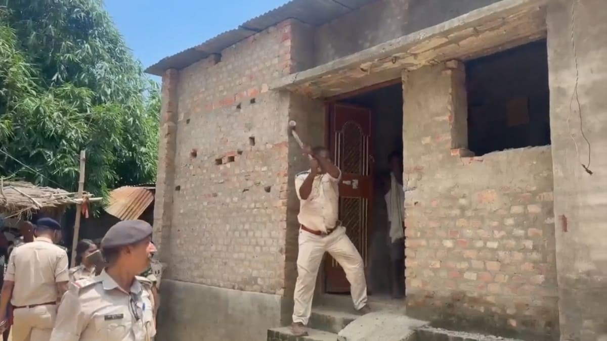 मोतिहारी में क्राइम फ्री मुहिम, लखौरा पुलिस ने फरार हत्यारे की संपत्ति जब्त की