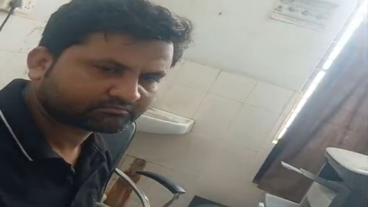 जन्म प्रमाण पत्र के नाम पर रेट फिक्स का खेल! PHC में रिश्वत लेते स्वास्थ्यकर्मी का वीडियो वायरल