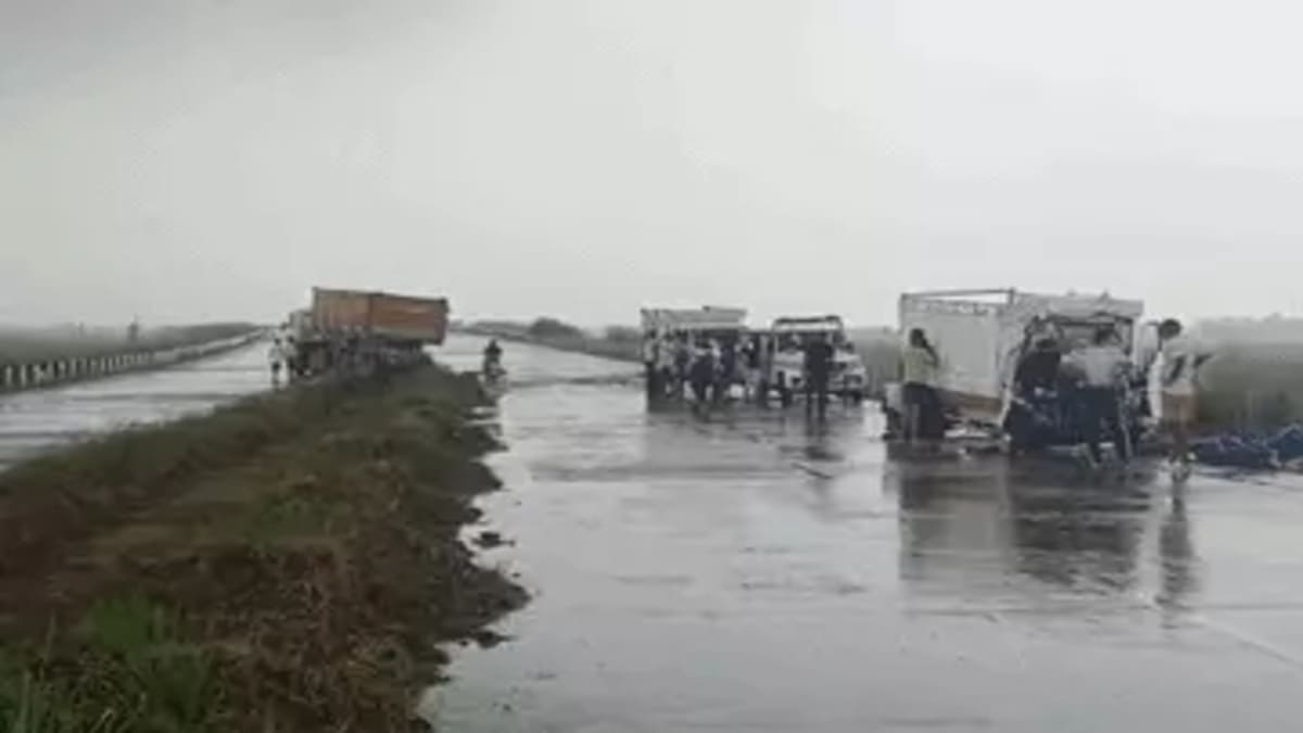 फोरलेन पर सड़क हादसा, हाइवा और पिकअप की टक्कर में ड्राइवर-खलासी की मौत
