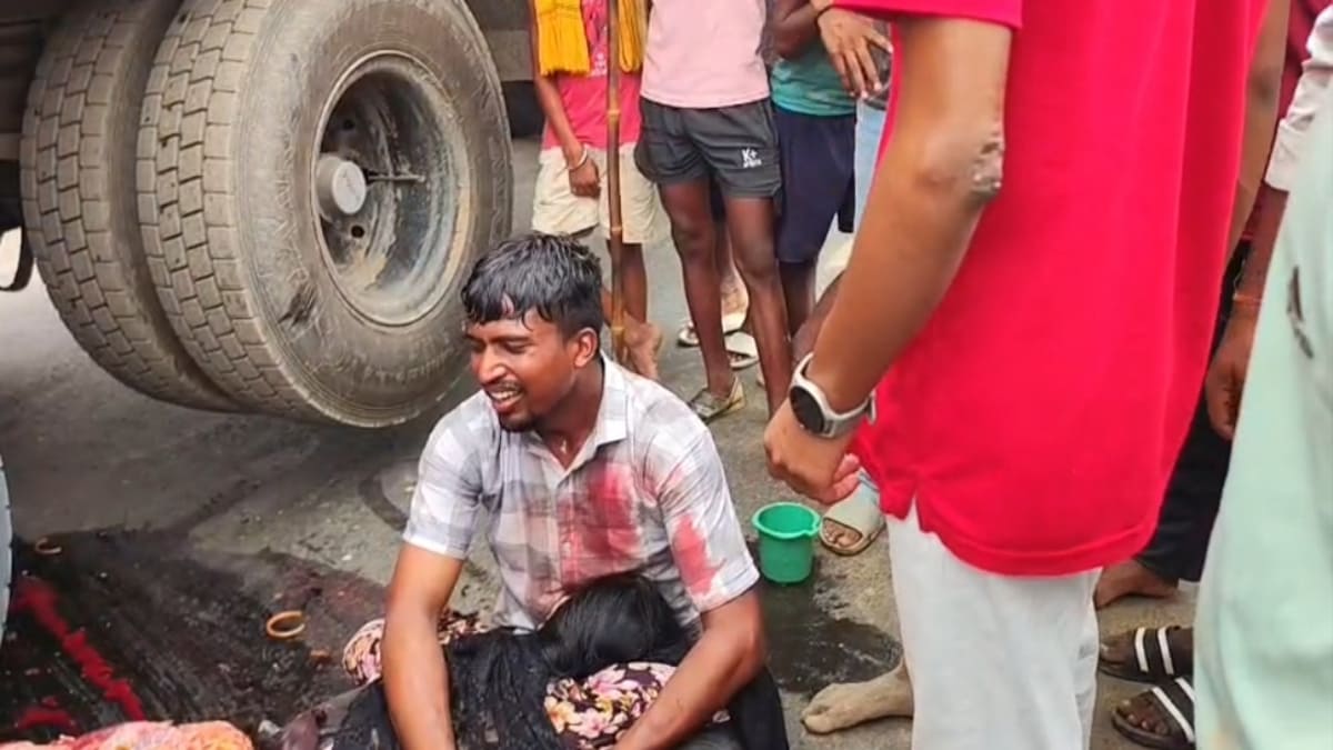 तेज रफ्तार हाईवा का कहर, बाइक सवार नवदंपति को मारी जोरदार टक्कर, पत्नी की मौत-पति गंभीर