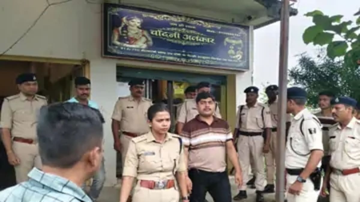 भगवानगंज में ज्वेलरी शॉप और घर पर डाका, 50 लाख के जेवर ले उड़े 10 बदमाश