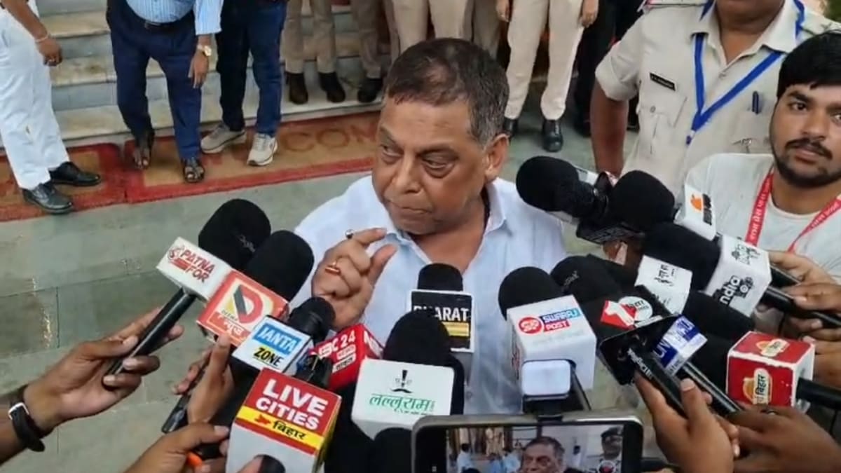 बिहार में मॉडल स्कूल के रंग पर सियासत: विपक्ष के भगवाकरण के आरोपों पर नीरज कुमार का पलटवार