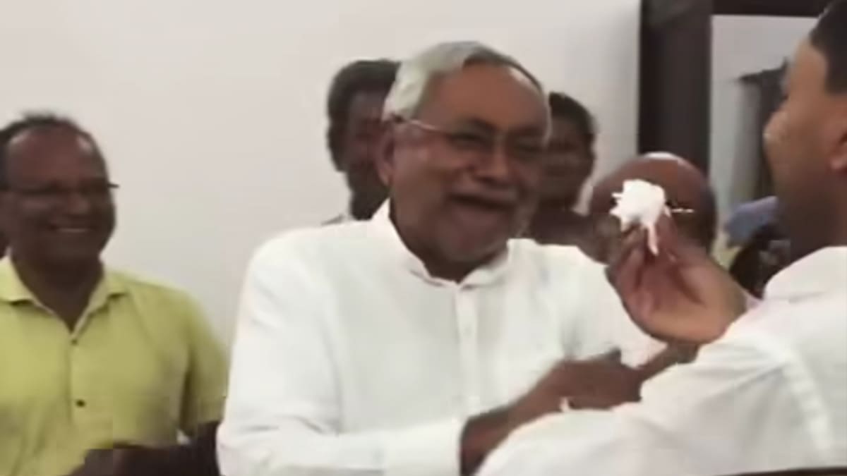 45 के हुए निशांत कुमार ने काटा केक, पिता को खिलाकर की देश-प्रदेश की तरक्की की कामना