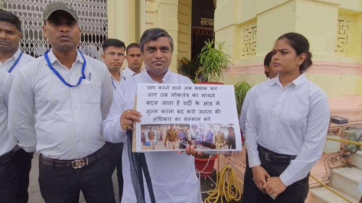 राजद ने विधानसभा परिसर में काली पट्टी बांधकर किया प्रदर्शन, धर्मेंद्र प्रधान के इस्तीफे की मांग