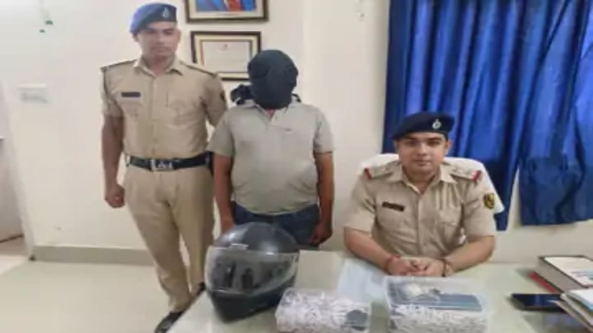 पटना में हेलमेट के अंदर स्मैक छिपाकर ले जा रहा तस्कर गिरफ्तार, 6.70 लाख की खेप बरामद