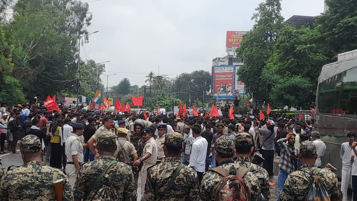 पेपर लीक को लेकर राजभवन घेराव के लिए निकले छात्रों के बीच झड़प, वाटर कैनन और लाठीचार्ज कर खदेड़ा
