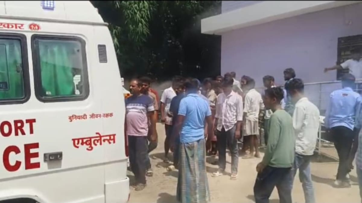 वैशाली में सड़क हादसा, आमने-सामने की टक्कर में तीन युवक गंभीर रूप से घायल