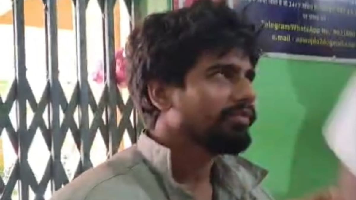 शिक्षक की घिनौनी करतूत उजागर, नाबालिग छात्रा से चैट करने पर लोगों ने सिखाया सबक, भेजा जेल