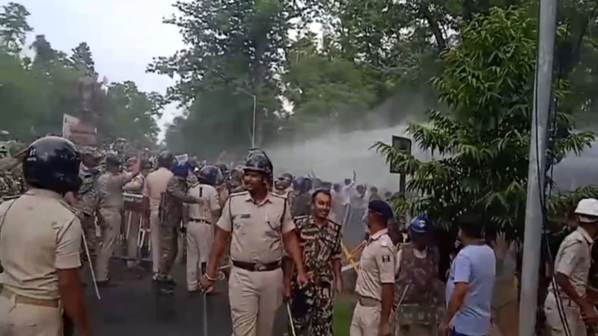 छात्रों का प्रदर्शन, उपमुख्यमंत्री आवास के बाद सीएम हाउस तक पहुंचे युवा, धर्मेंद्र प्रधान के इस्तीफे की मांग
