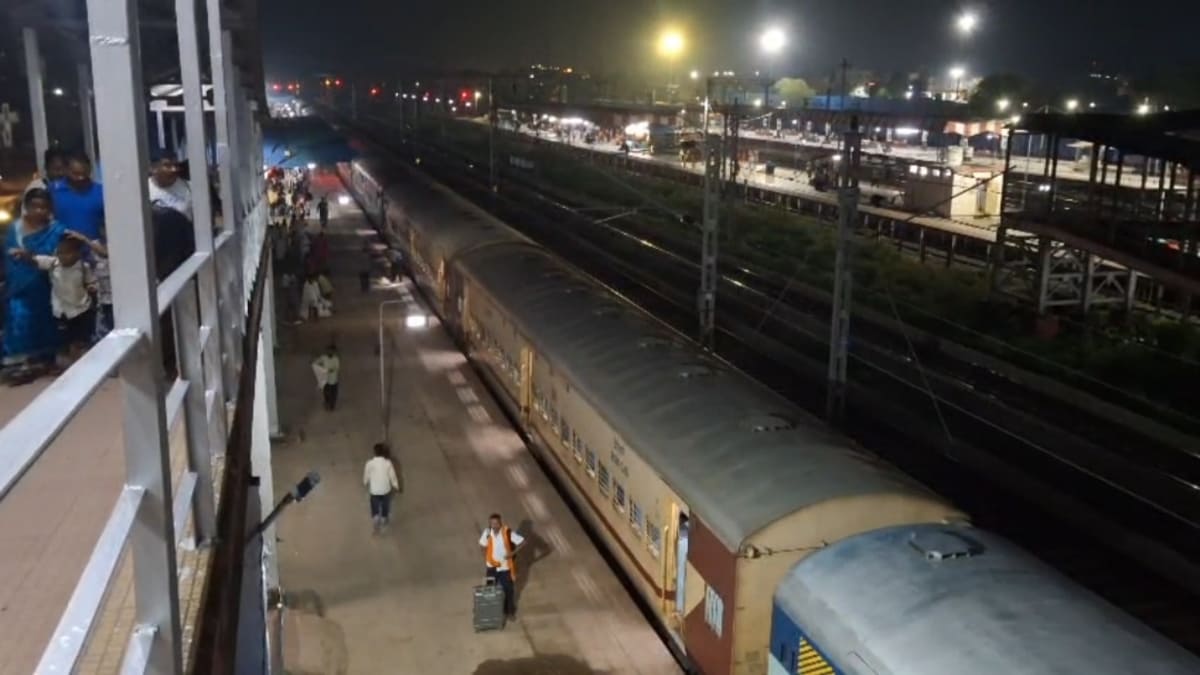 ट्रेन में सीट को लेकर युवकों के दो गुटों में जमकर मारपीट‌, चले बेल्ट और लात-घूंसें