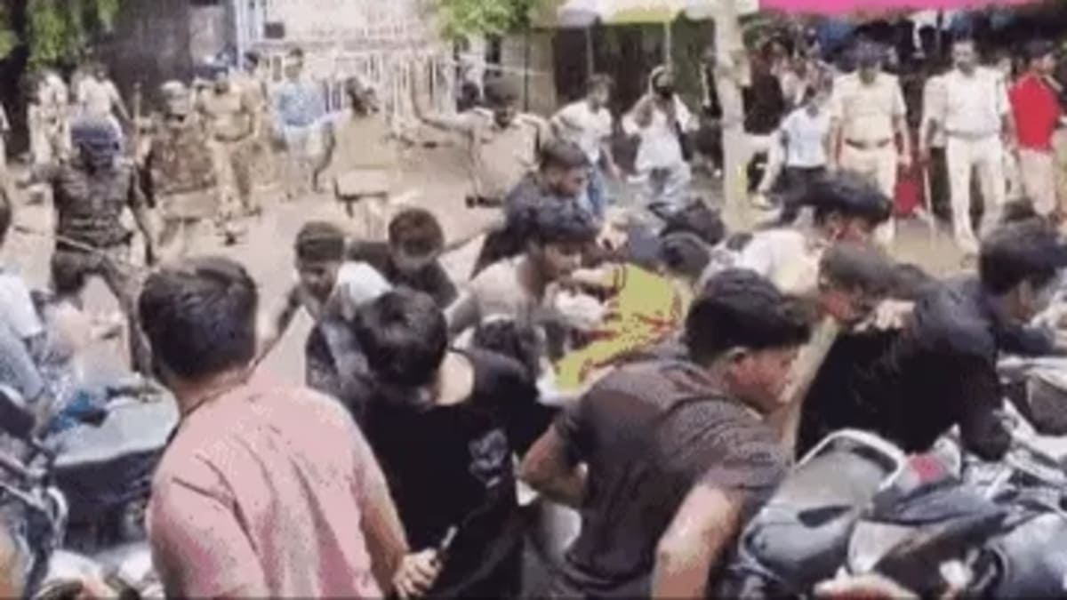 कटिहार में DM ऑफिस के बाहर प्रदर्शन के दौरान लाठीचार्ज और पथराव, नीट पेपर लीक पर छात्रों का फूटा गुस्सा