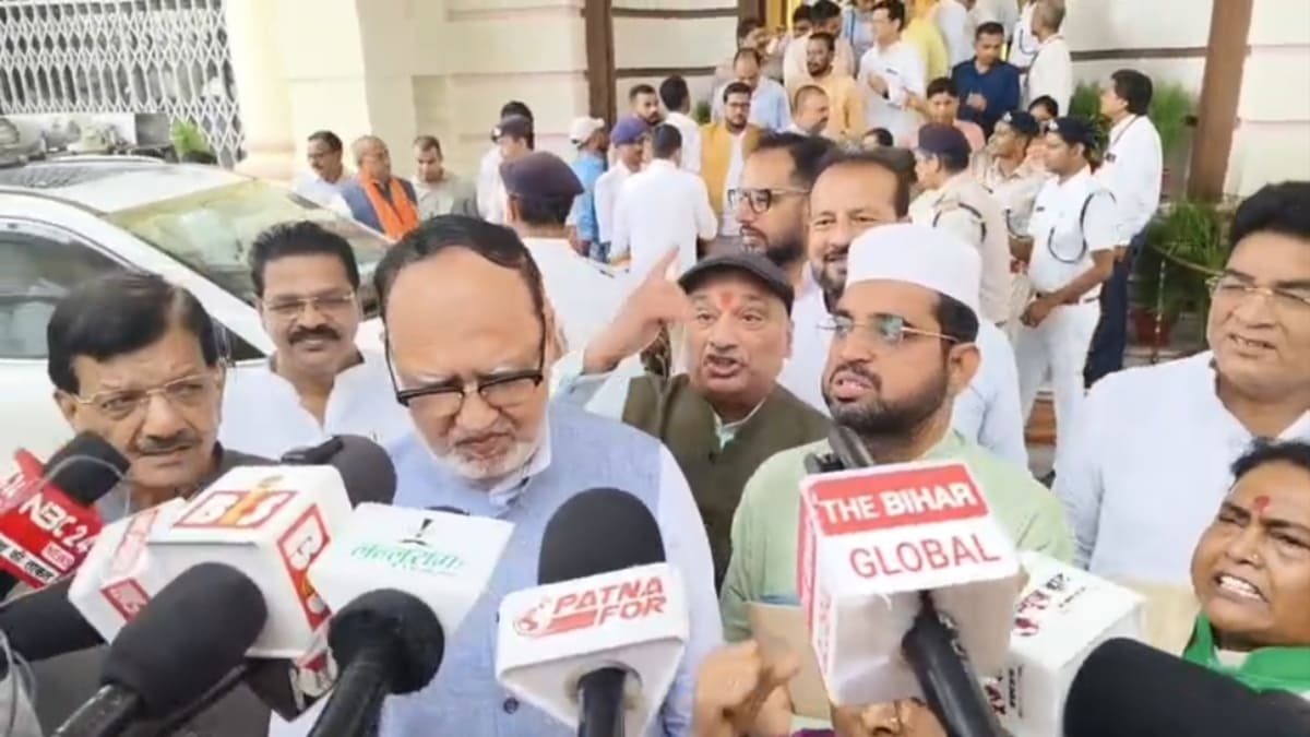 विधान परिषद के बाहर राजद का हंगामा, 74 के छात्र आंदोलन की याद दिला, सरकार को दी खुली चुनौती
