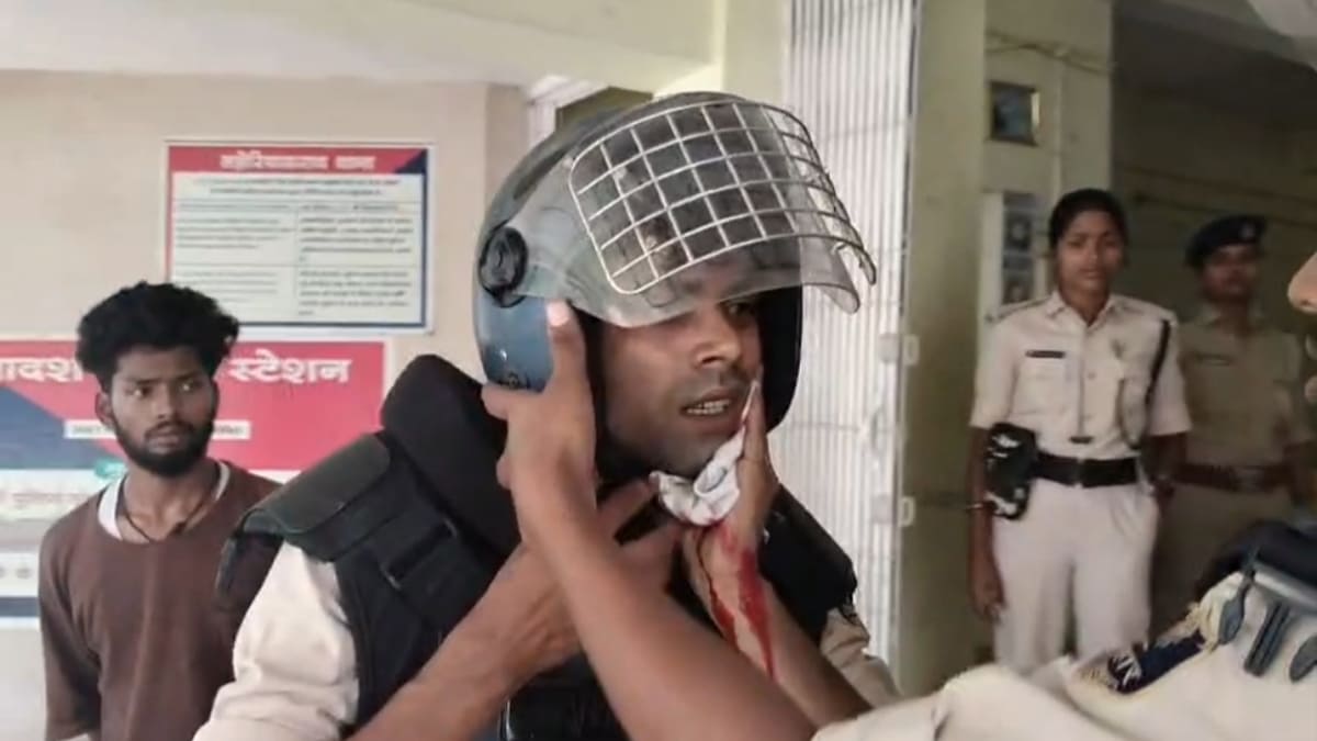 दरभंगा में छात्र प्रदर्शन के बाद बवाल, पथराव पर पुलिस का लाठीचार्ज, 5 हिरासत में