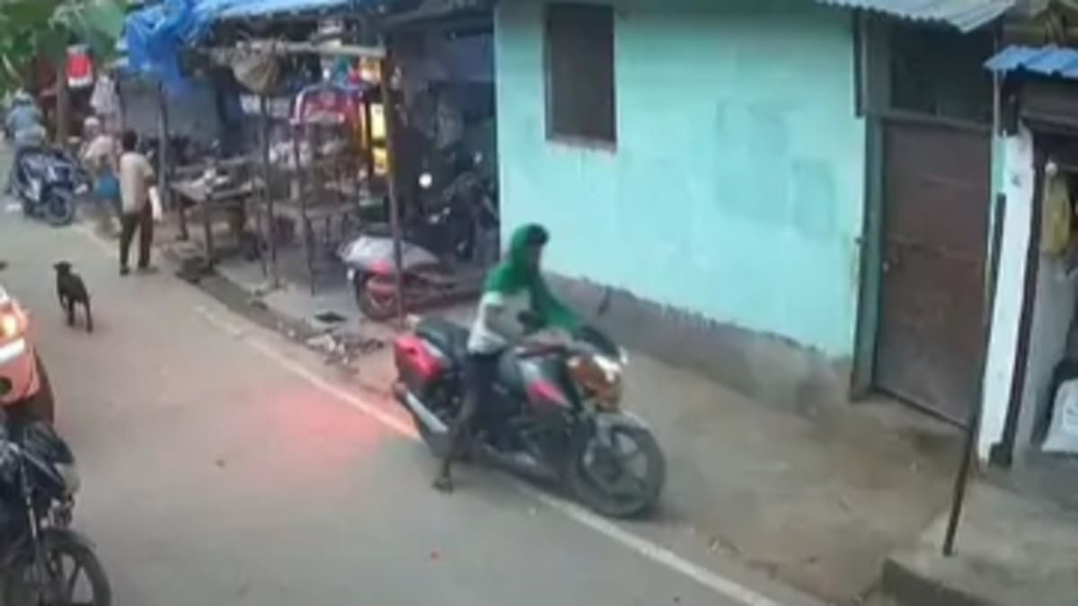 हरे गमछे वाले शातिर ने पलक झपकते उड़ाई गाड़ी, CCTV फुटेज से खुला राज