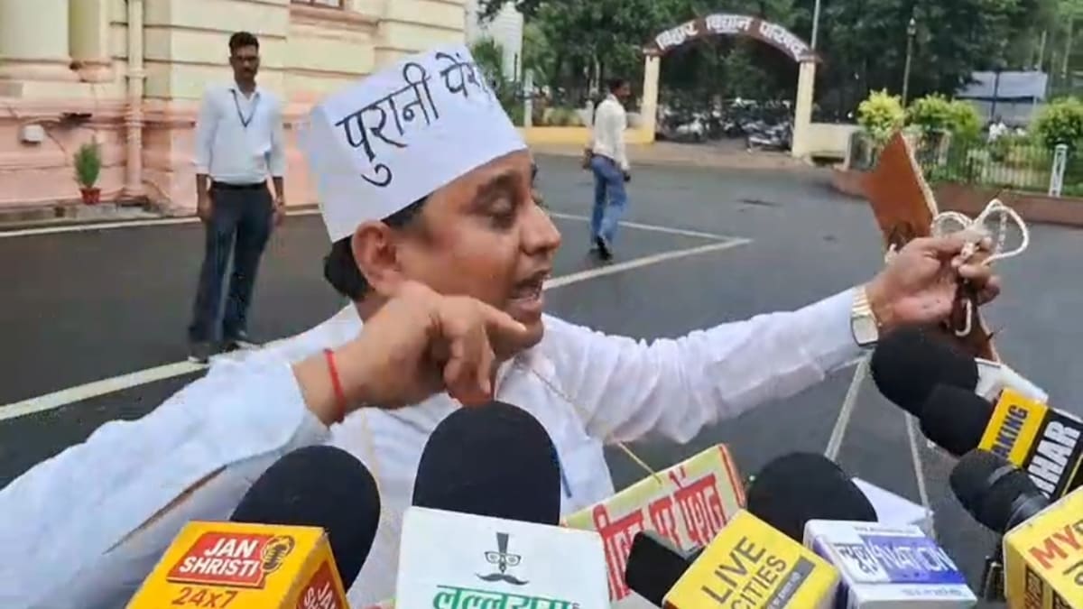 विधान परिषद के बाहर तराजू लेकर पहुंचे MLC वंशीधर, शिक्षकों के वेतन और पेंशन पर सरकार को घेरा